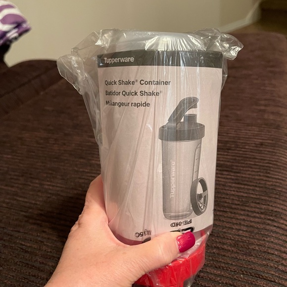 New Tupperware quick shake container with red lid - Picture 3 of 6